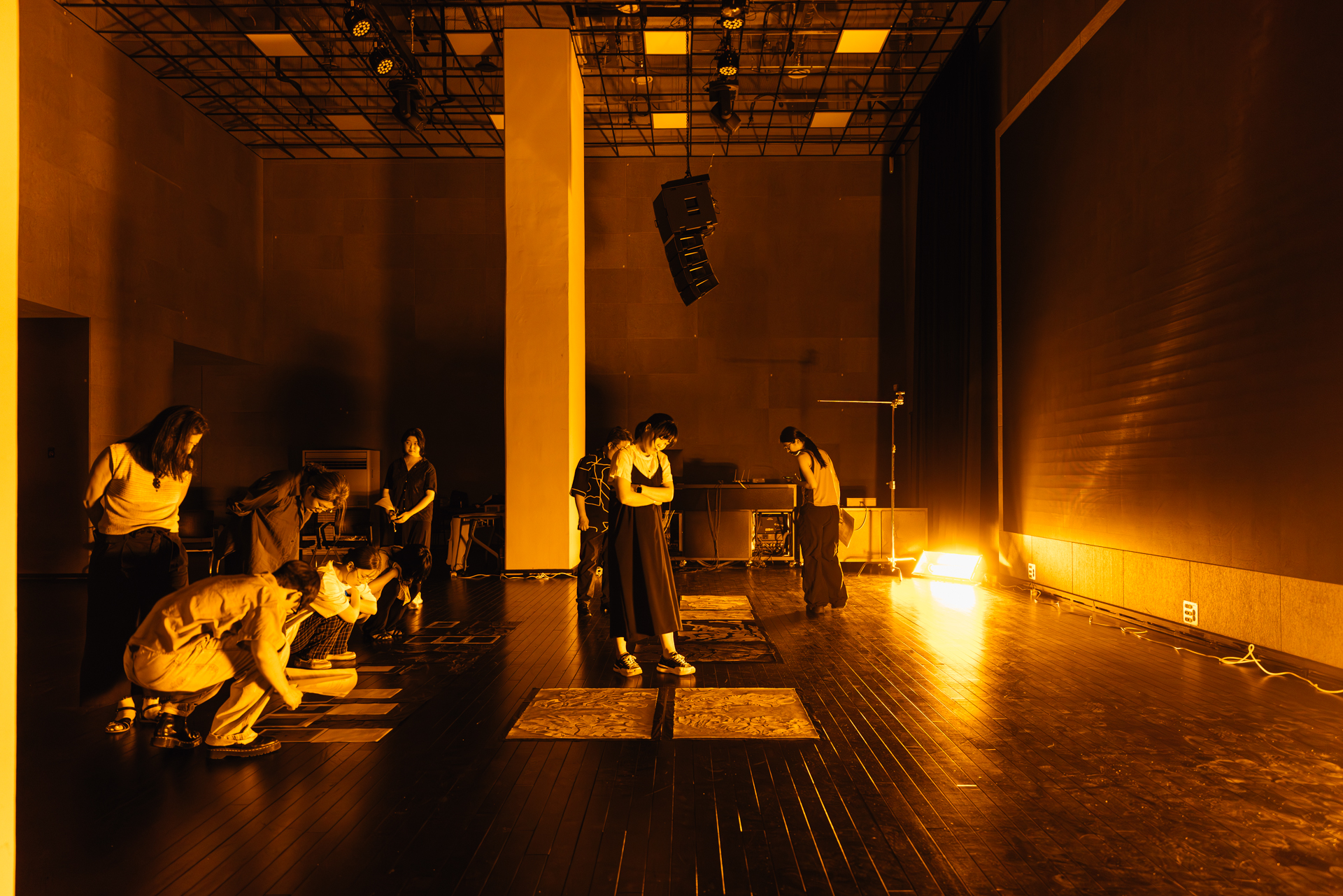 굽어 보는 관객들