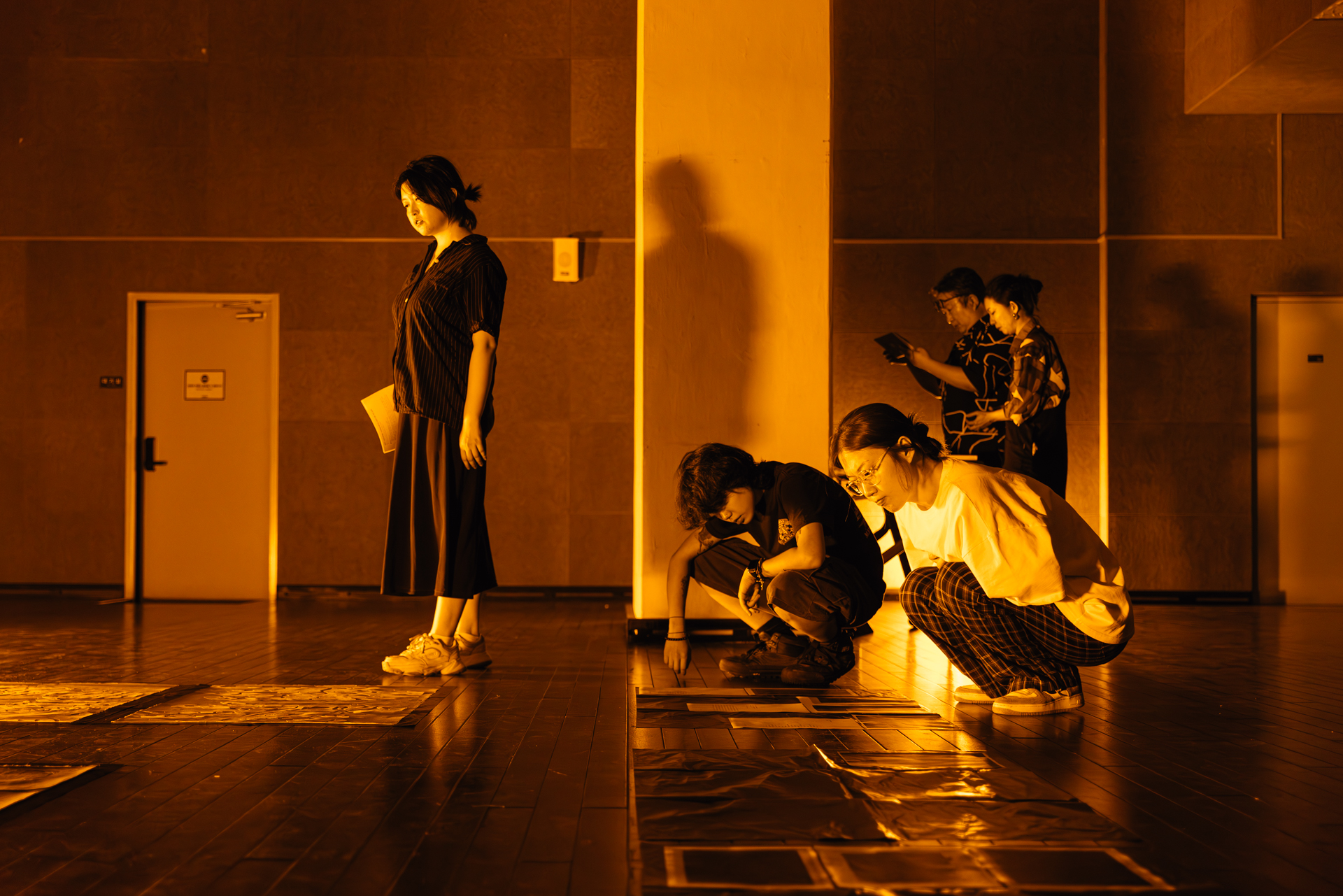 굽어 보는 관객들