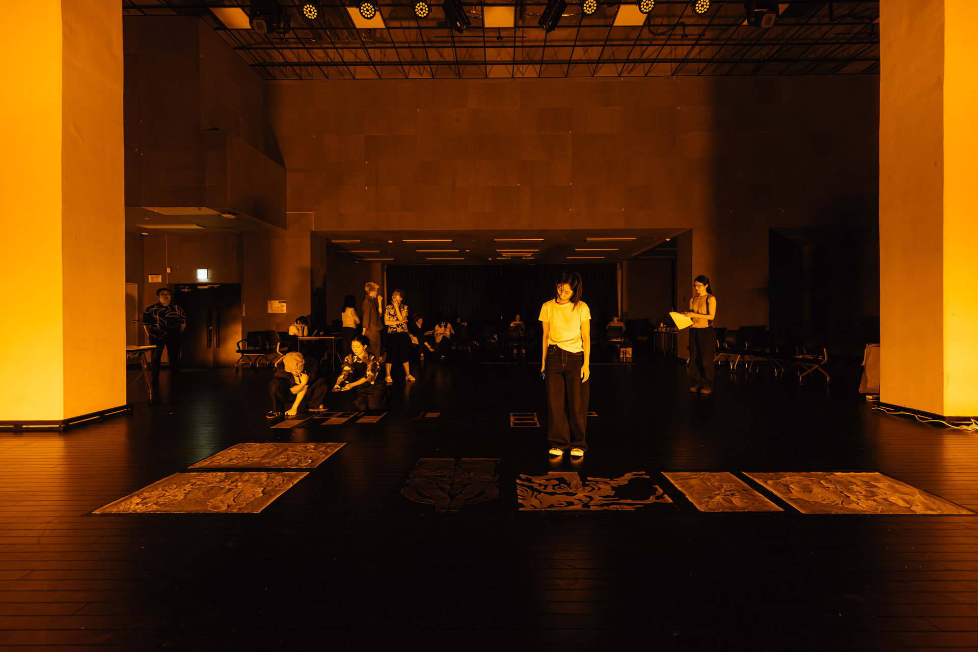 굽어 보는 관객들