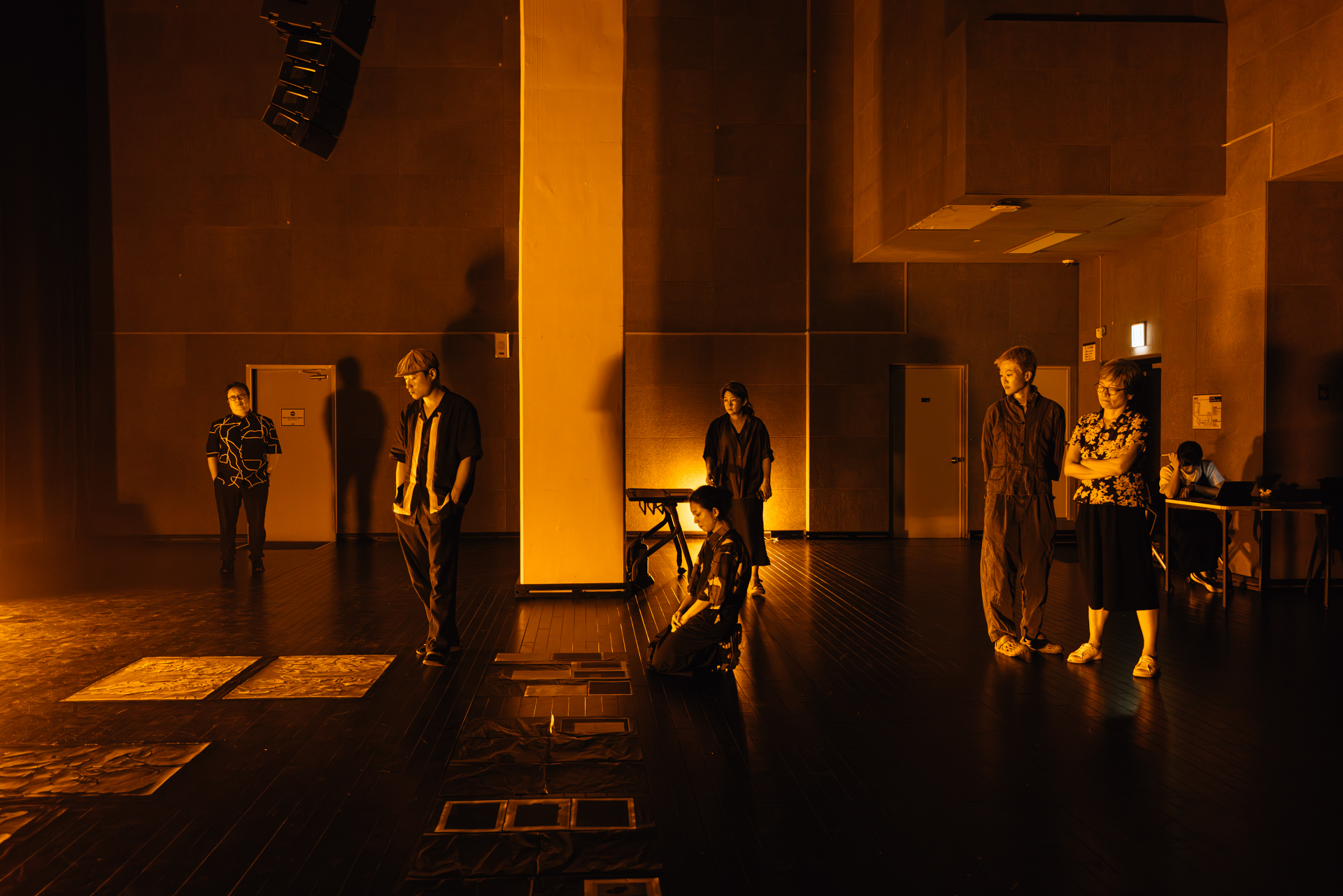 굽어 보는 관객들