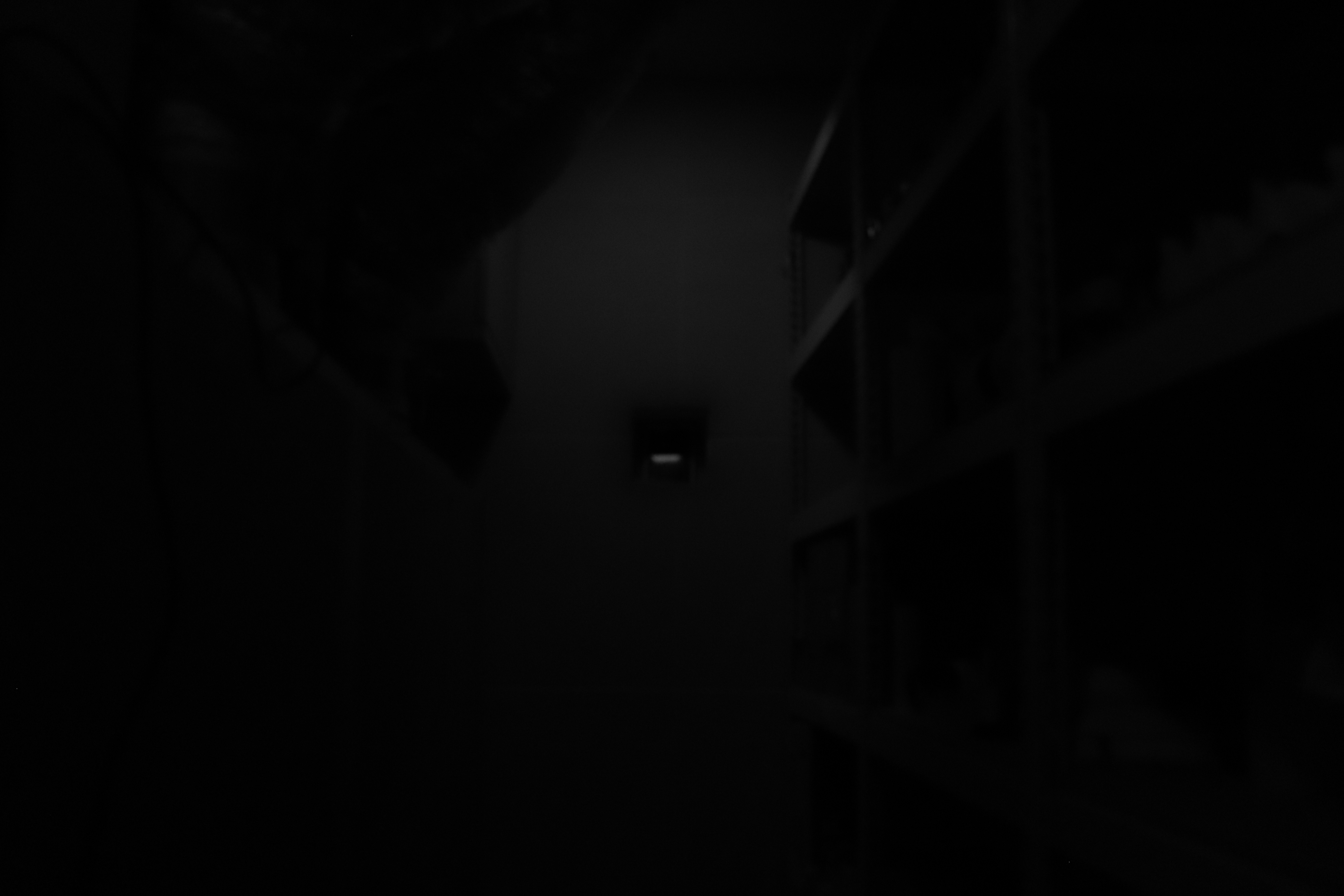 기계실 내부 구멍 속 사진 디스플레이 - 깊은쪽. 흑백사진.