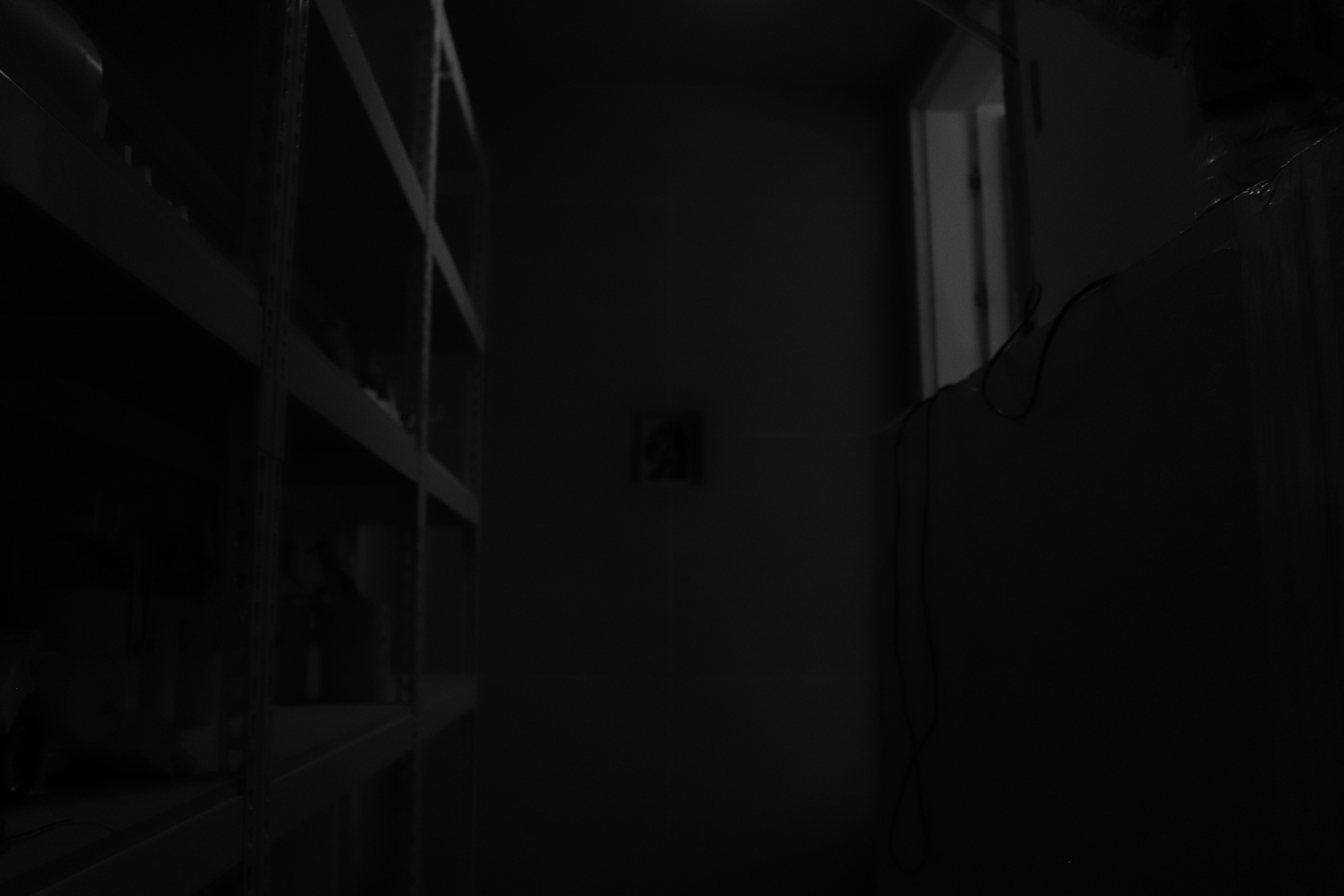 기계실 내부 구멍 속 사진 디스플레이 - 얕은쪽. 흑백사진.