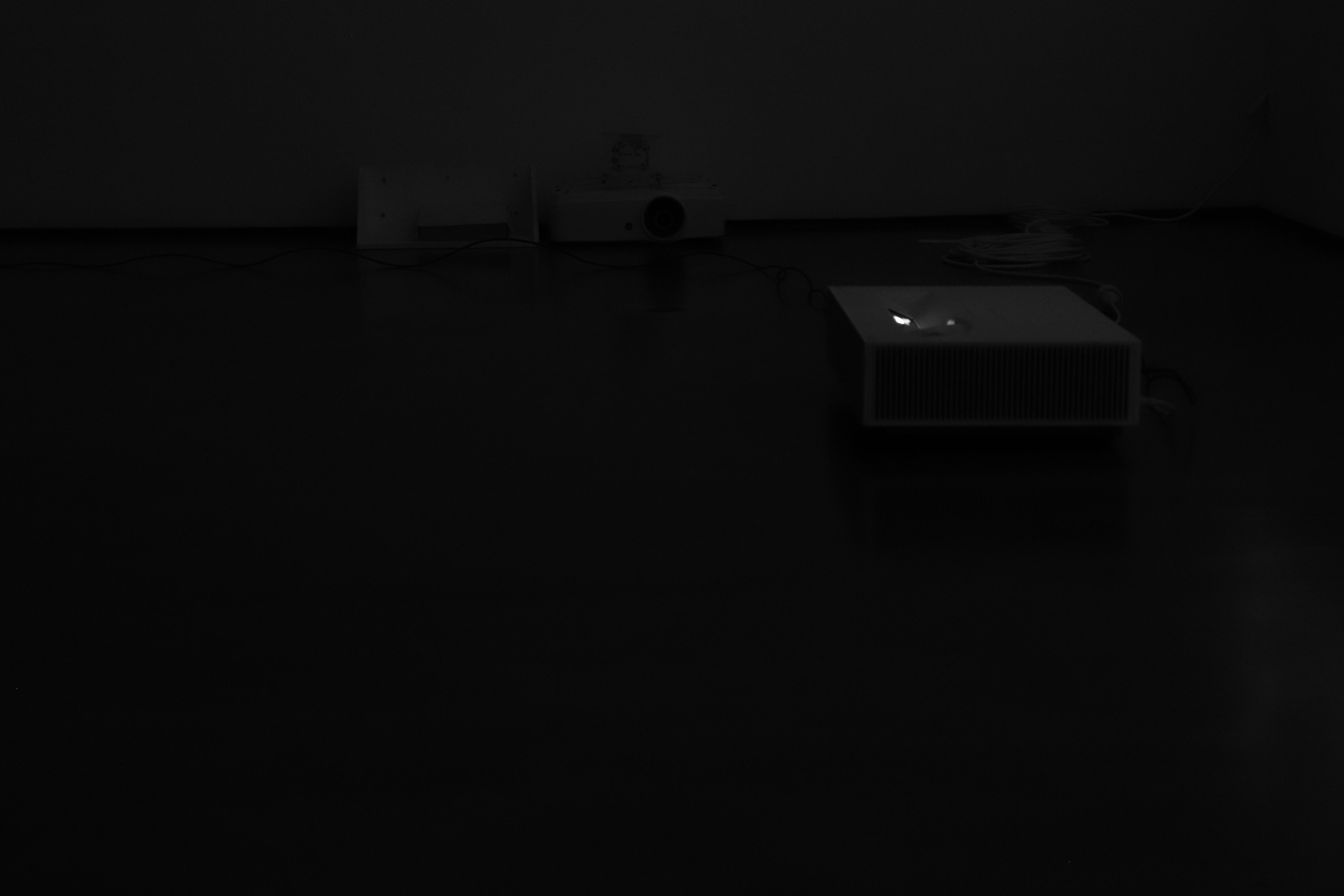 모스키토라바쥬스 두 개의 프로젝터 전경. 흑백사진.