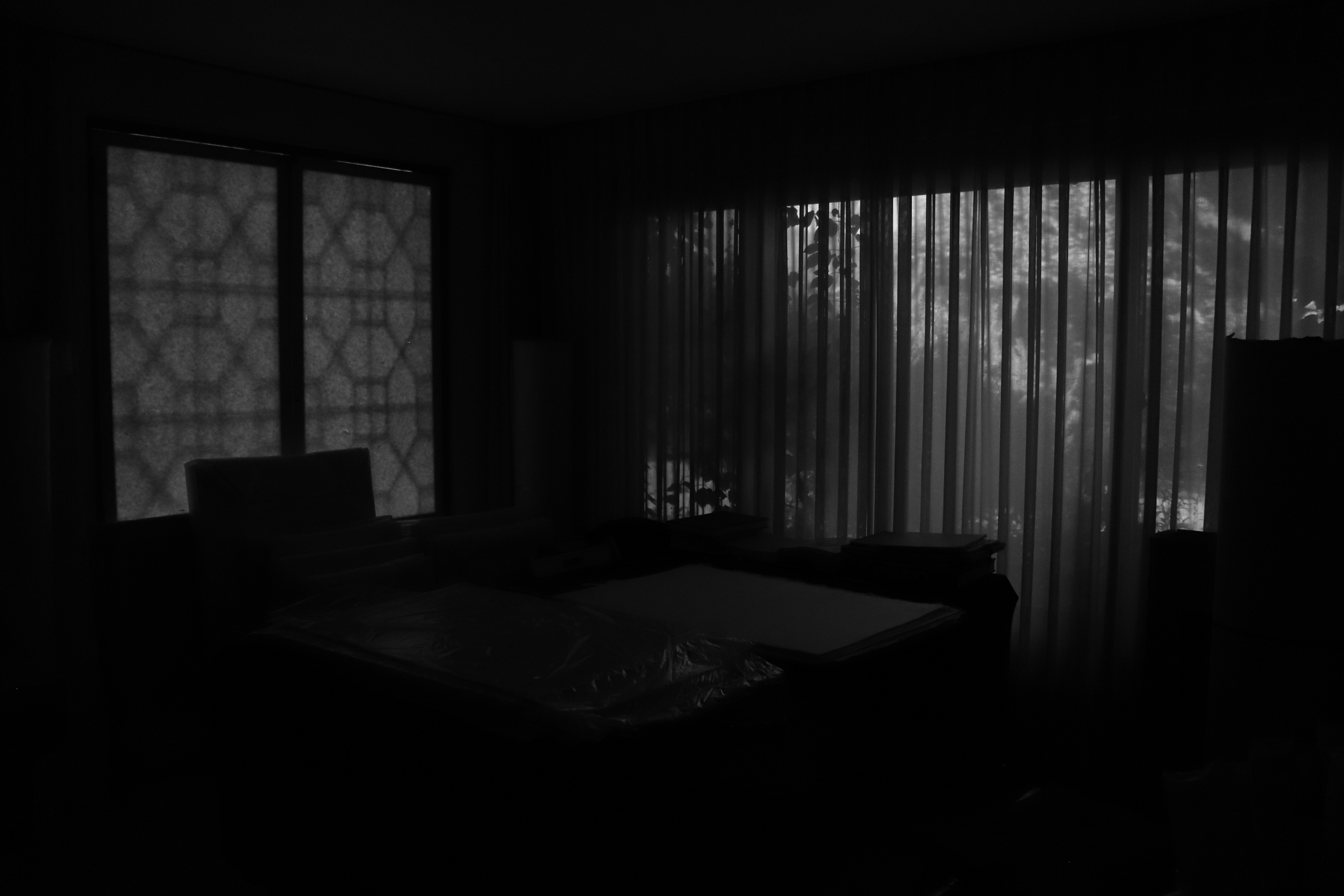 남양주 책상, 어두운. 흑백사진.